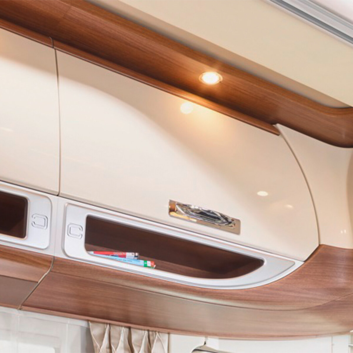 Ansicht des Dachschrank-Designs mit offenen Ablagen und dem Carthago C-Brand 