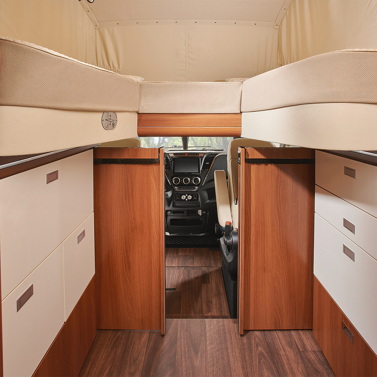 Detailaufnahme der Kälteschutz-Schiebetüren mit Blick ins Fahrerhaus