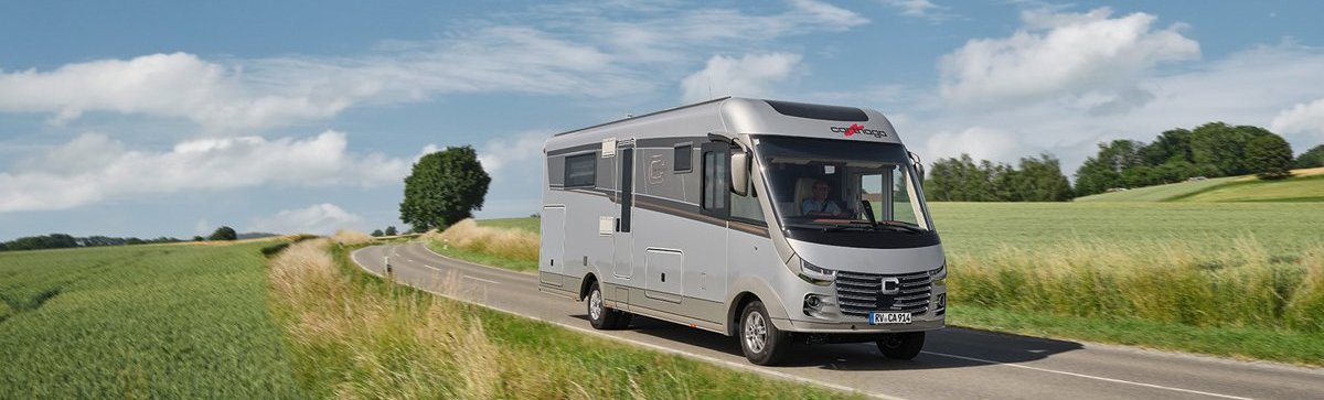 Landschaftsaufnahme fahrendes Carthago Wohnmobil liner-for-two auf Straße