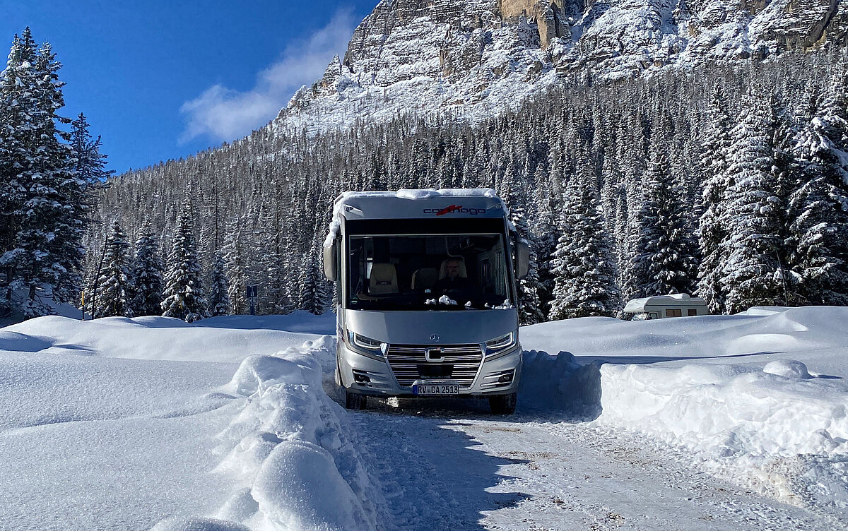 Carthago Wohnmobil steht in einer schönen Winterlandschaft