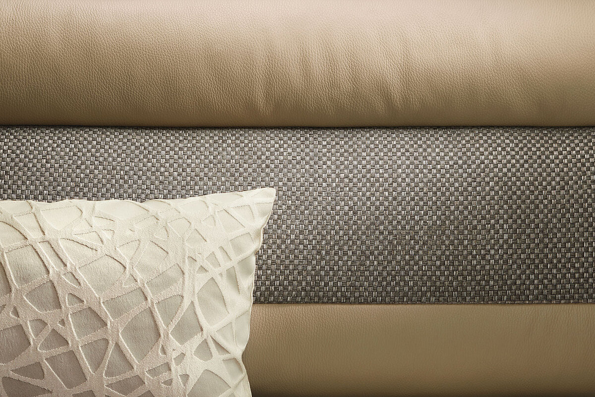 Detailansicht der Wohnwelt "Teilleder Macchiato" im Wohnbereich des Wohnmobils