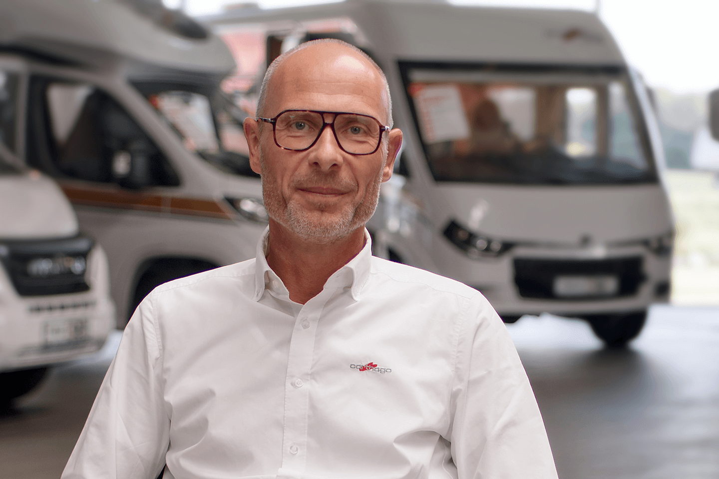 Geschäftsführer Bernd Wuschak vor verschiedenen Reisemobilen