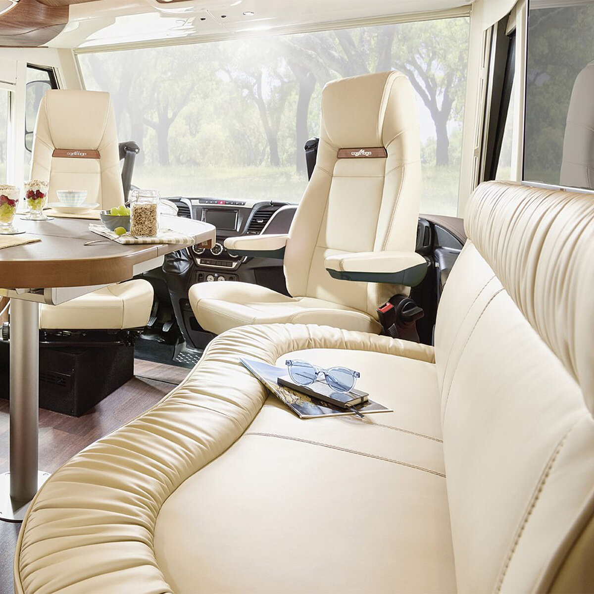 Detailaufnahme des Seitensofas im Wohnbereich eines integrierten Reisemobils