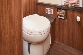 Detailaufnahme der Toilette im Badezimmer des Reisemobils 