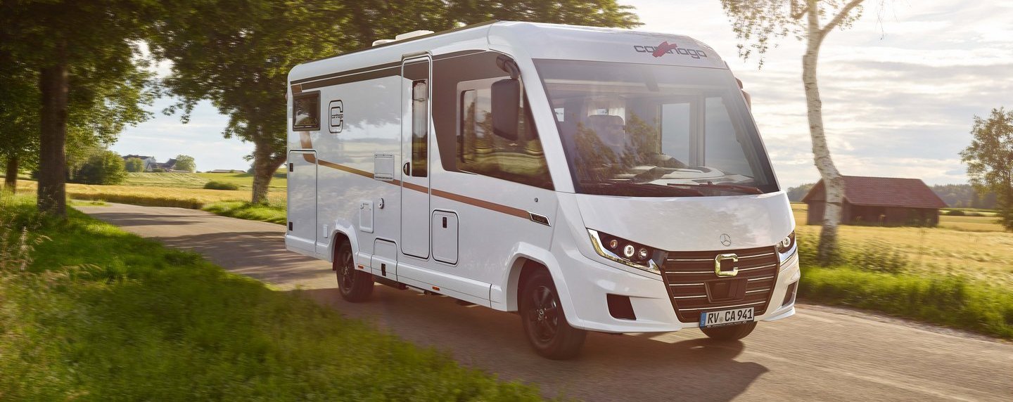 Fahraufnahme Carthago Wohnmobil C2-tourer mit Bäume im Hintergrund