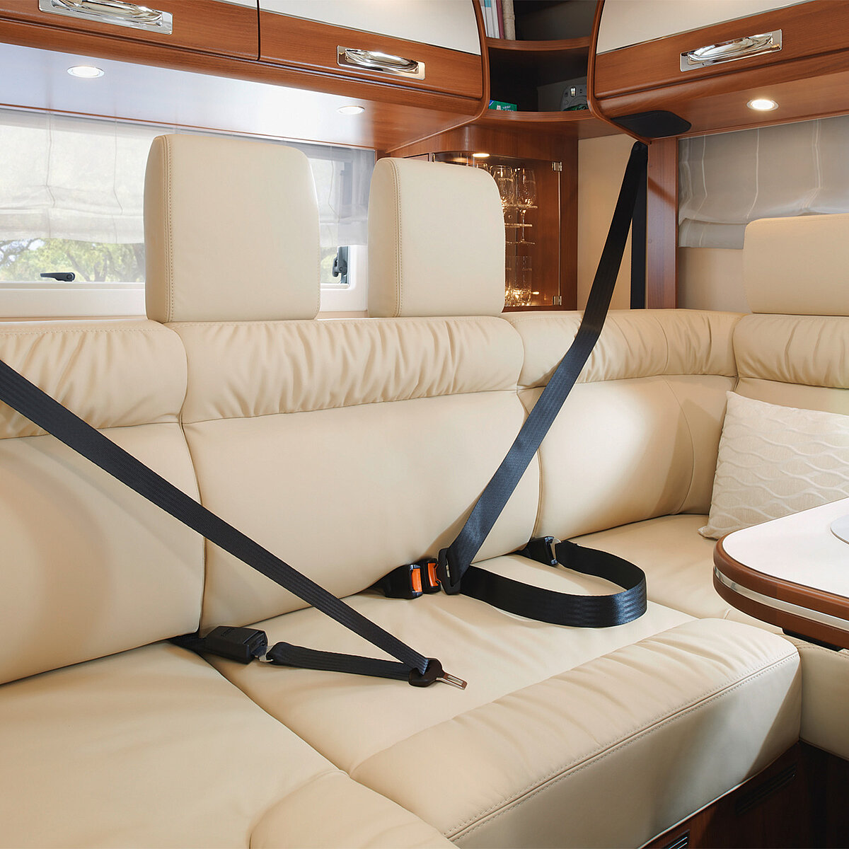 Detailaufnahme der weiteren Gurtplätze im Reisemobil im Heckbereich des Fahrzeugs