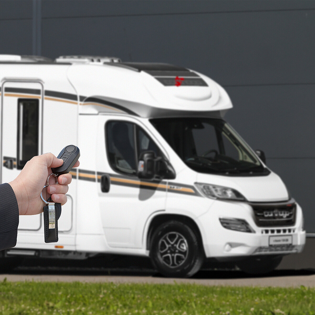 Veranschaulichung der Zentralverriegelung des teilintegrierten Wohnmobils mit dem Fahrzeugschlüssel