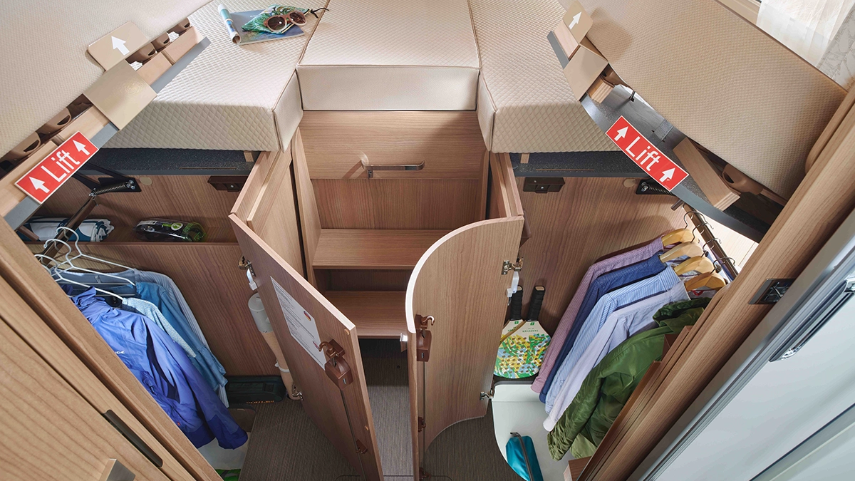 Längseinzelbetten mit darunterliegenden Kleiderschränken und Symbol öffnen 