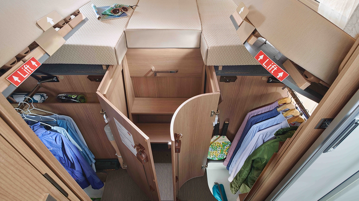 Längseinzelbetten mit darunterliegenden Kleiderschränken und Symbol öffnen 