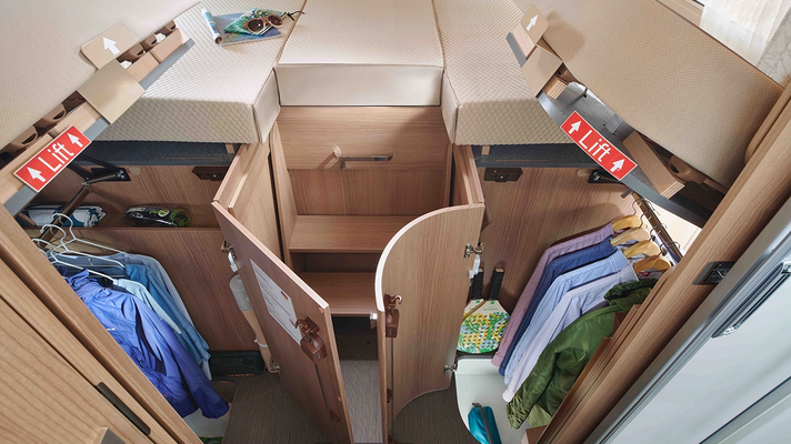 Längseinzelbetten mit darunterliegenden Kleiderschränken und Symbol öffnen 