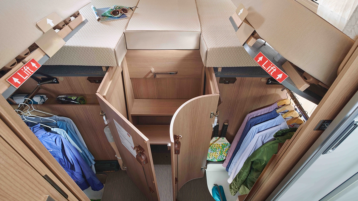 Längseinzelbetten mit darunterliegenden Kleiderschränken und Symbol öffnen 