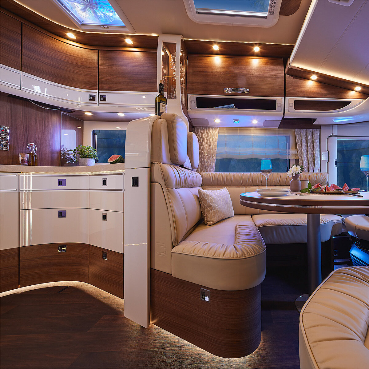 Ambiente Beleuchtung im Wohnbereich eines Reisemobils mit gemütlichen Lichtakzenten