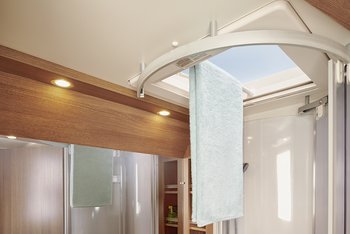 Ansicht der Handtuchstange im Mini Heki in der Dusche des Wohnmobils