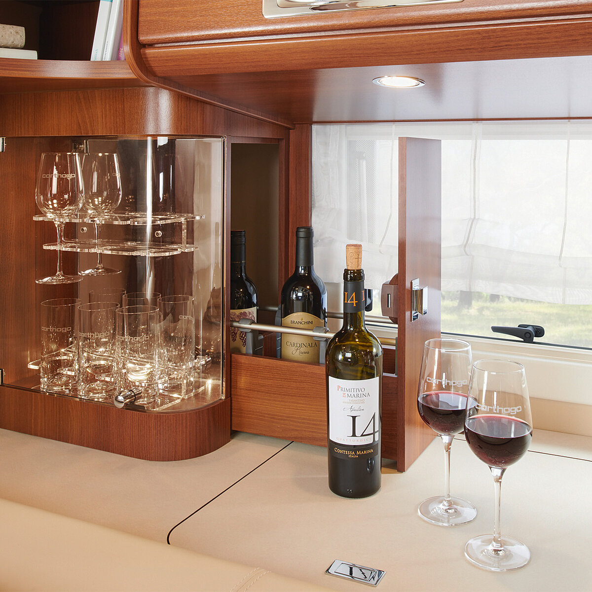 Detailaufnahme des Gläser-Barschranks mit Innenbeleuchtung und Weinflaschenauszug