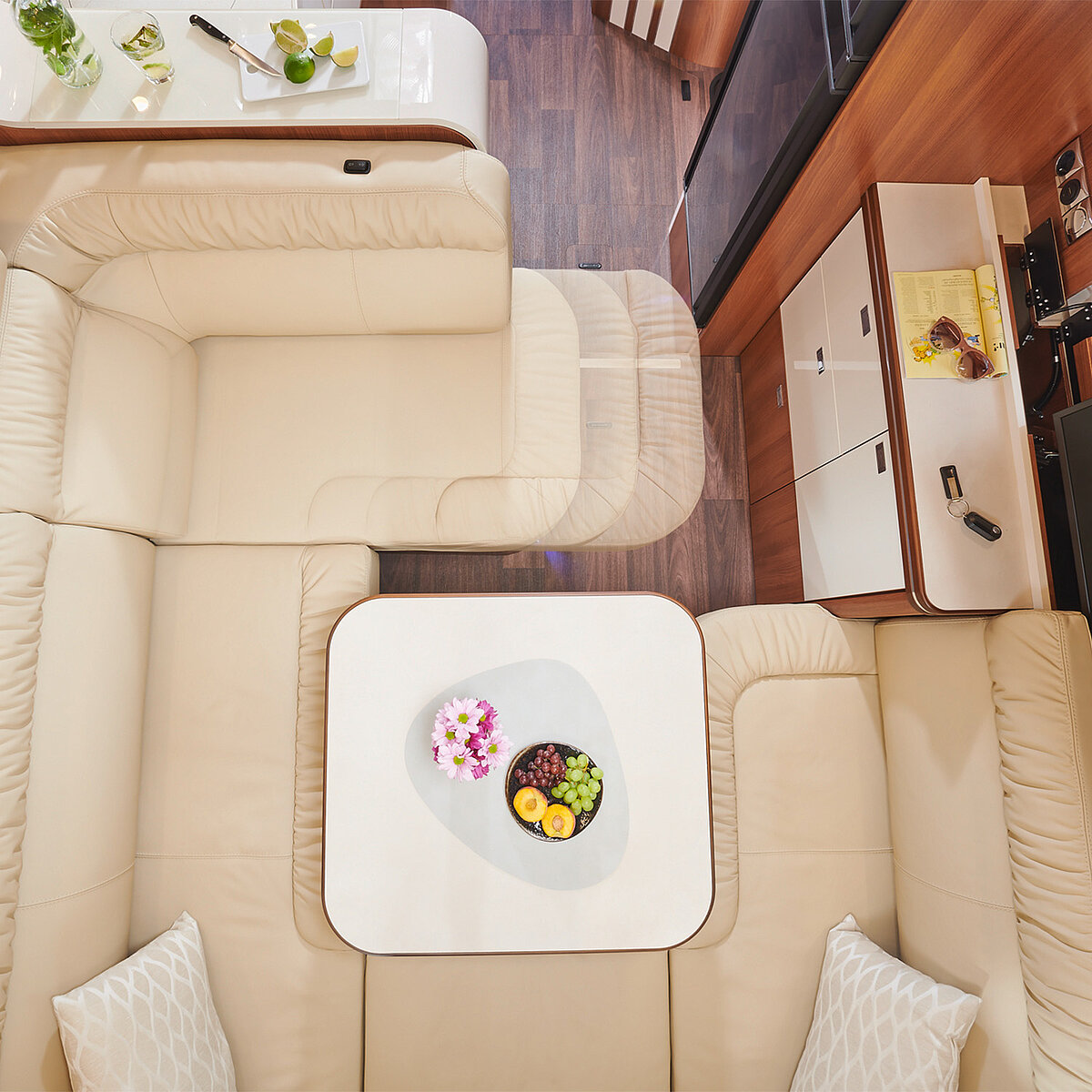 Elektrisch ausfahrbare Fernsehliege im Wohnbereich des Reisemobils