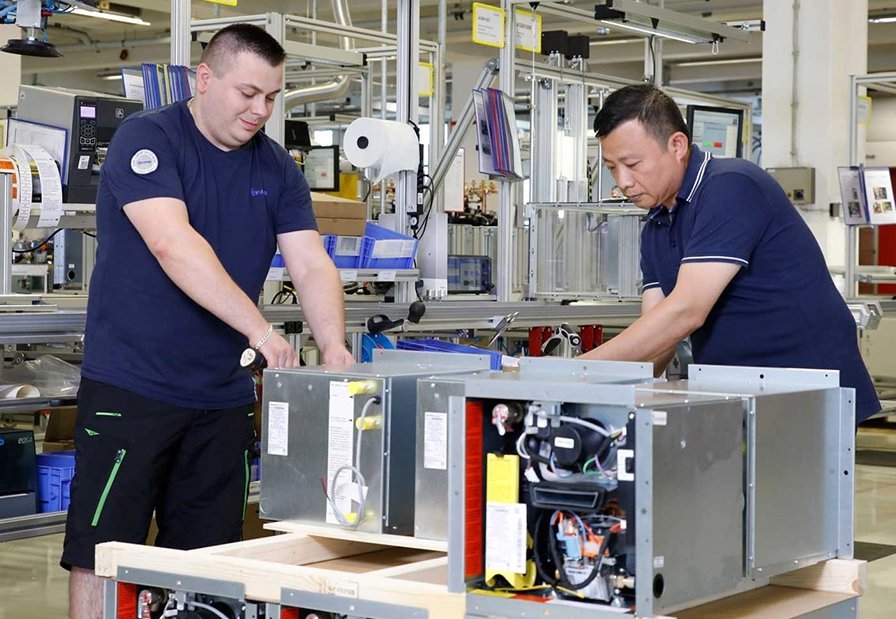 Truma-Mitarbeiter bei der Arbeit in der Produktion