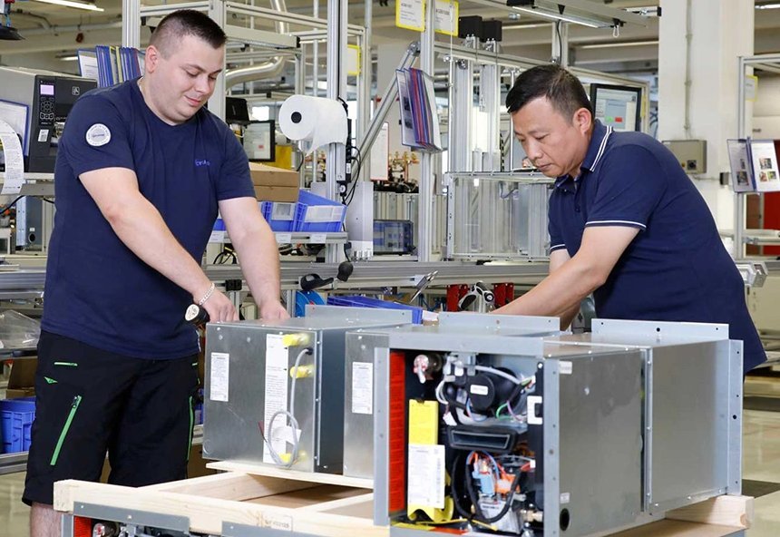 Dipendenti Truma al lavoro nella produzione 