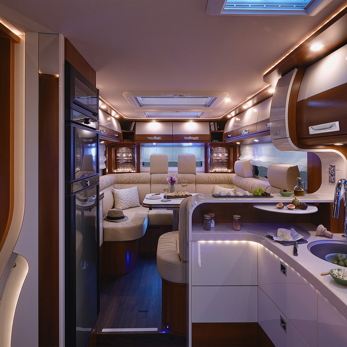 Detailaufnahme des Wohnraums in der Dämmerung mit Innenbeleuchtung