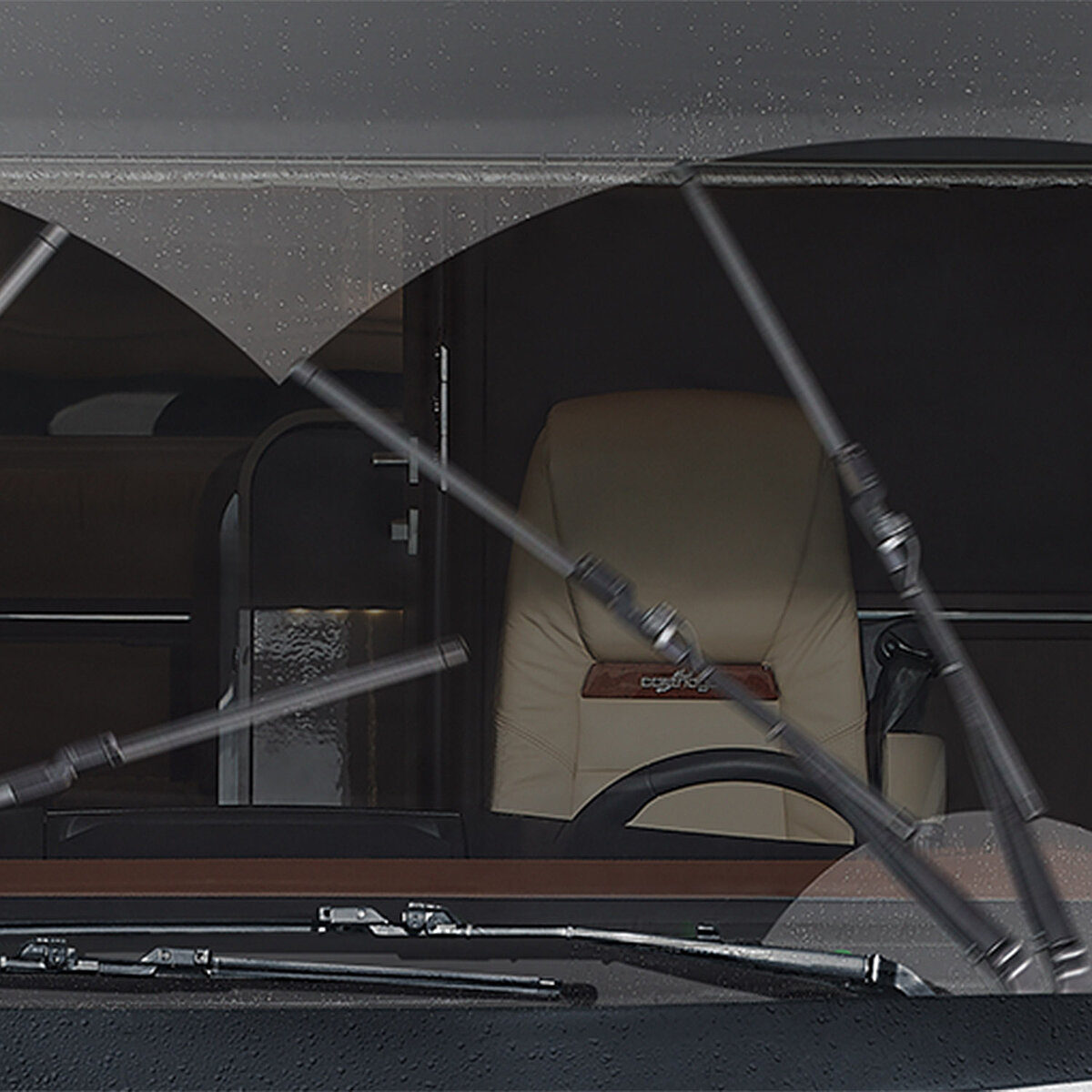 Blick auf die Frontscheibe des Reisemobils mit Buswischern