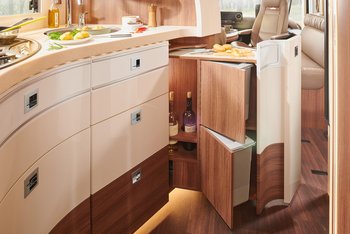Schubladen in der Küche eines integrierten Reisemobils mit hellen Fronten