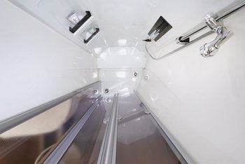 Blick in die Dusche im teilintegrierten c-tourer T im Raumbad