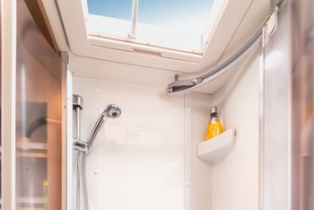 Detailaufnahme der Dusche im Wohnmobil mit Blick auf die Ablagefächer