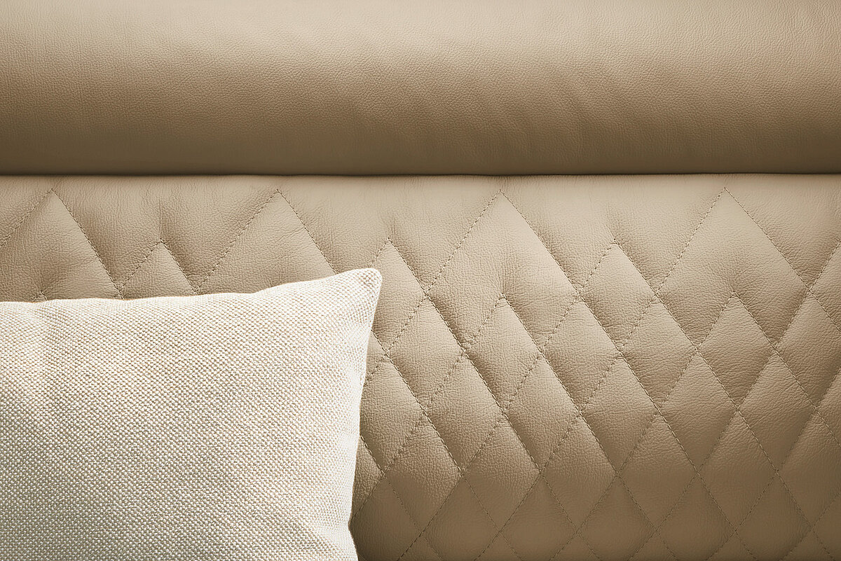 Nahaufnahme der Wohnwelt "Leder Macchiato Performance" in einem integrierten Reisemobil