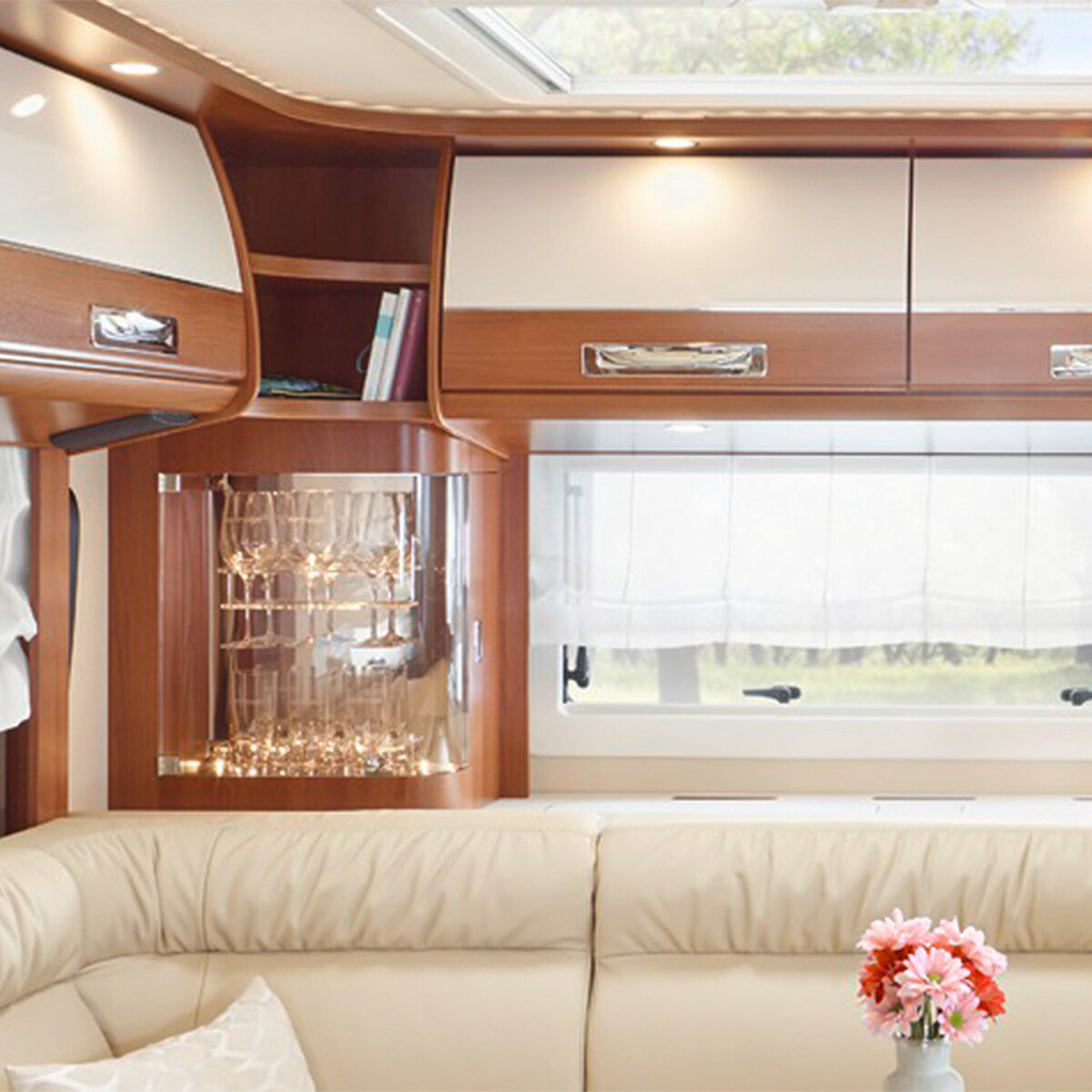 Ansicht der Ablagefläche im Wohnbereich des Reisemobils mit Gläserregal