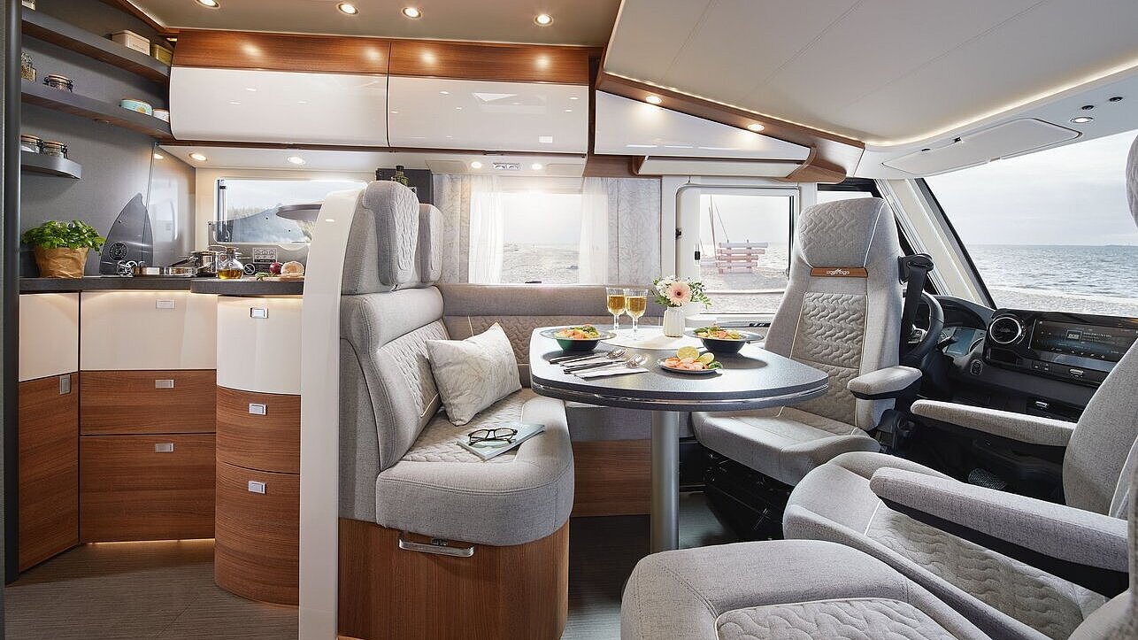 Wohnraum des Carthago C2-tourer mit Küche und Barschwung 