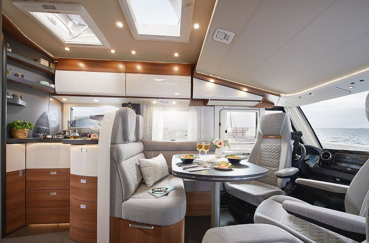 Wohnraum des Carthago C2-tourer mit Küche und Barschwung 