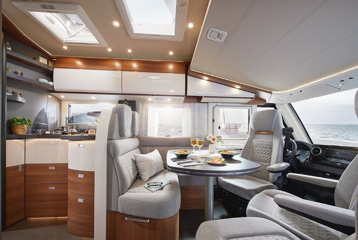 Wohnraum des Carthago C2-tourer mit Küche und Barschwung 