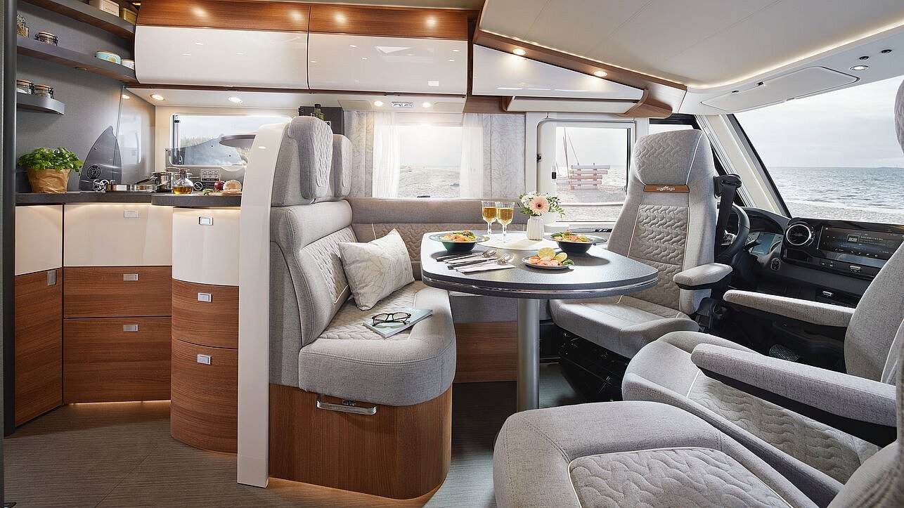 Wohnraum des Carthago C2-tourer mit Küche und Barschwung 