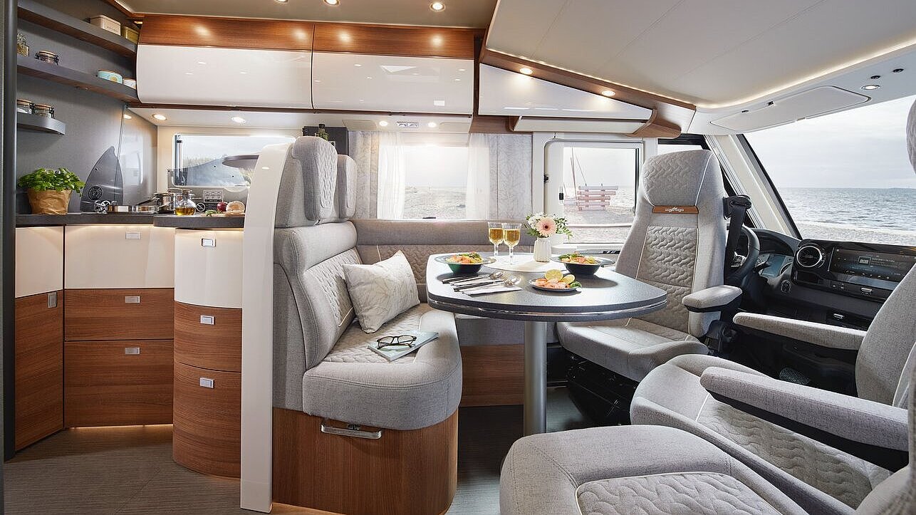 Wohnraum des Carthago C2-tourer mit Küche und Barschwung 