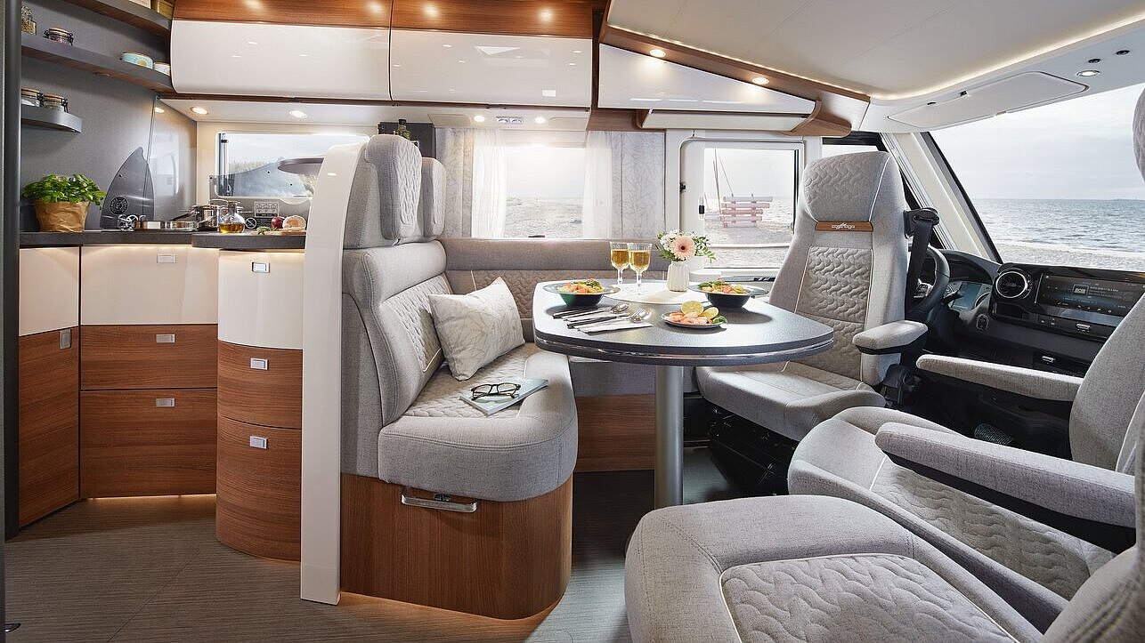 Wohnraum des Carthago C2-tourer mit Küche und Barschwung 