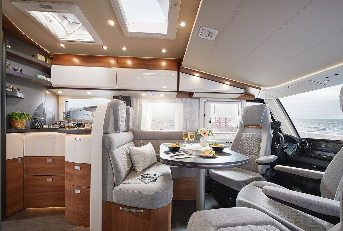 Wohnraum des Carthago C2-tourer mit Küche und Barschwung 