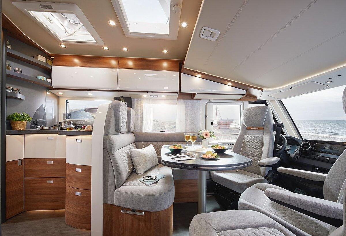 Wohnraum des Carthago C2-tourer mit Küche und Barschwung 