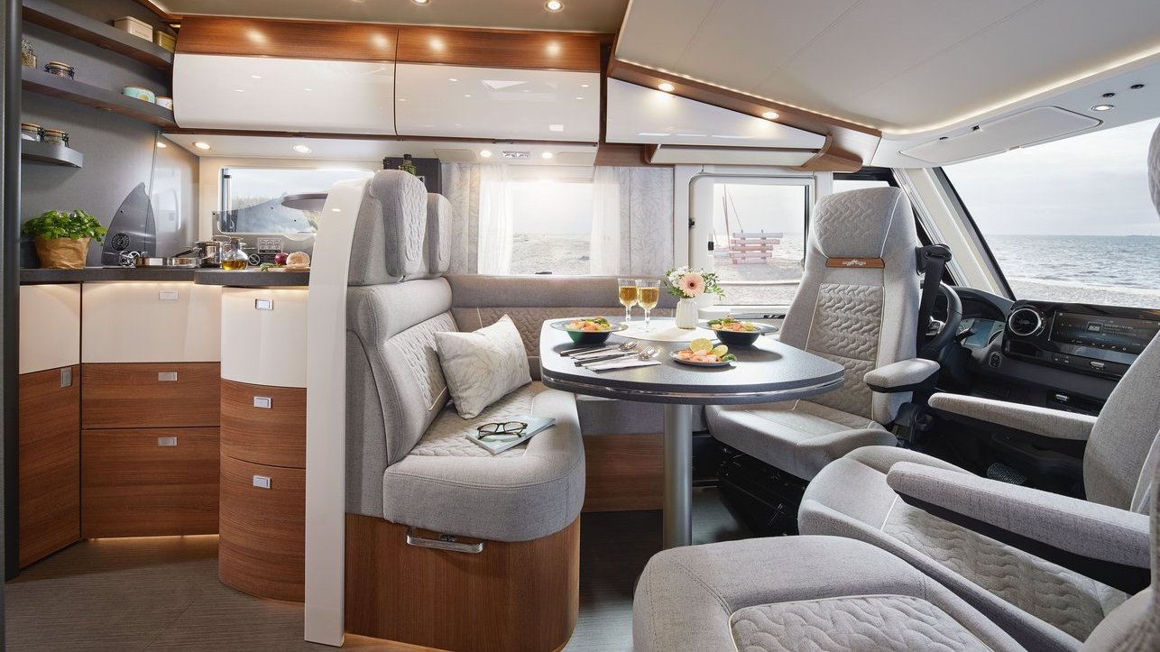 Wohnraum des Carthago C2-tourer mit Küche und Barschwung 
