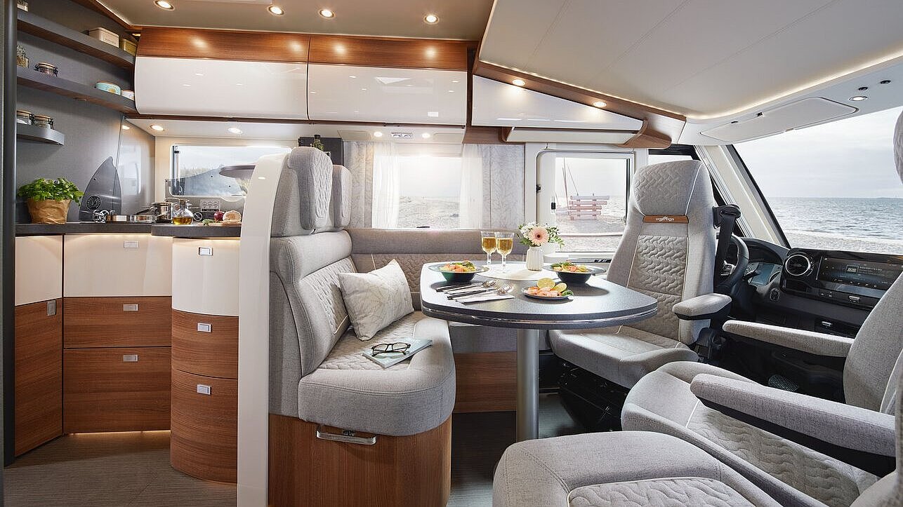 Wohnraum des Carthago C2-tourer mit Küche und Barschwung 