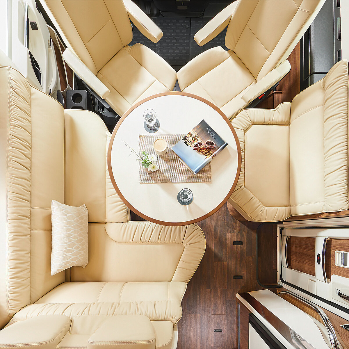 Draufsicht auf die Wohnsitzgruppe mit dem Luxus Wohnraumtisch mit Echtholz-Rundprofil