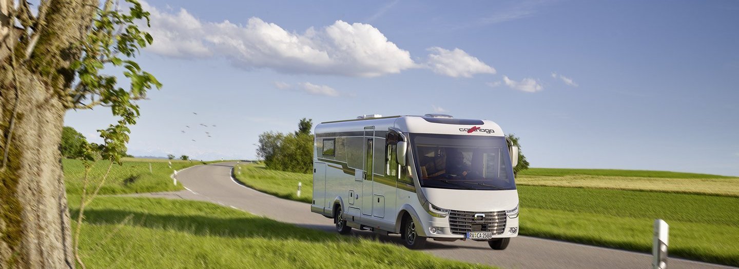 Carthago Wohnmobil c-line Integriert fahrend auf der Straße
