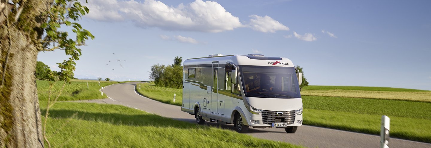 Carthago Wohnmobil c-line Integriert fahrend auf der Straße