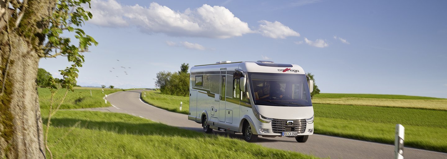 Carthago Wohnmobil c-line Integriert fahrend auf der Straße