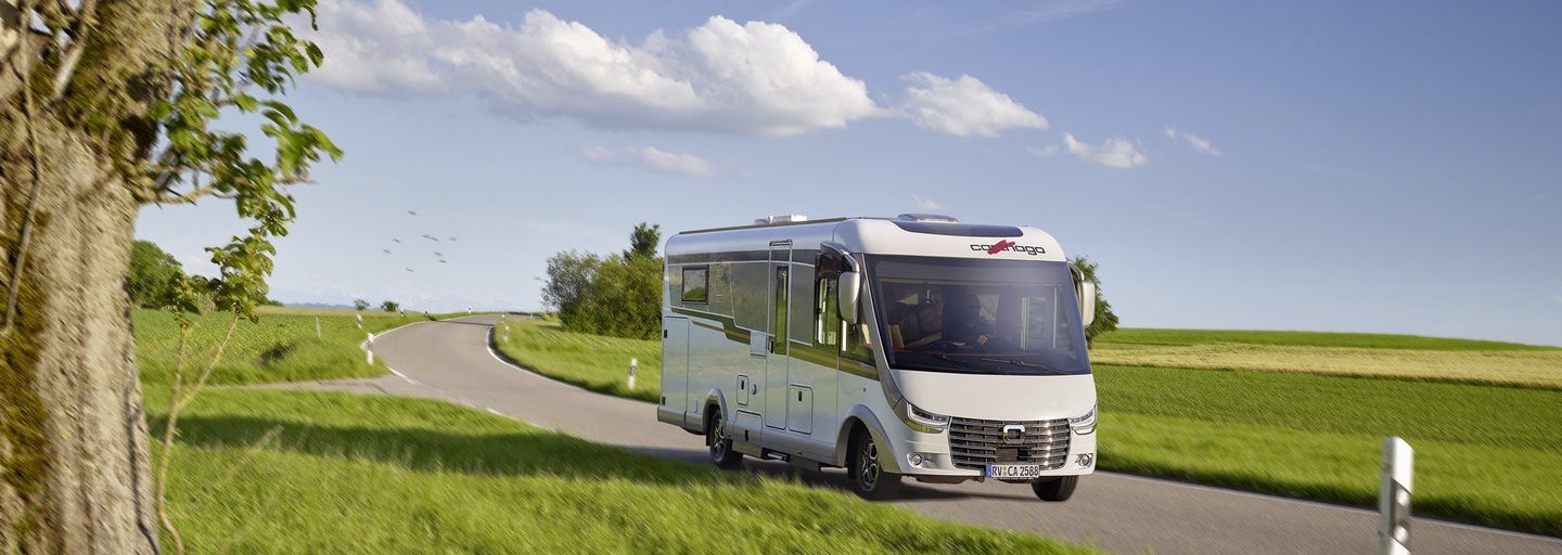 Carthago Wohnmobil c-line Integriert fahrend auf der Straße