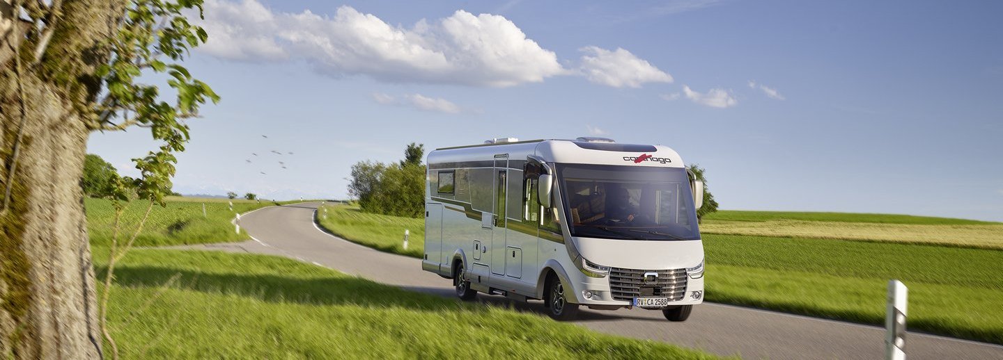Carthago Wohnmobil c-line Integriert fahrend auf der Straße
