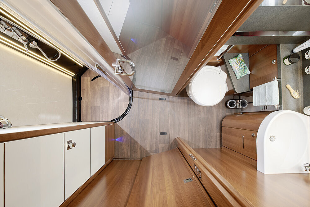 Übersicht über ein Raumbad mit Umkleidezimmer in einem Carthago Wohnmobil