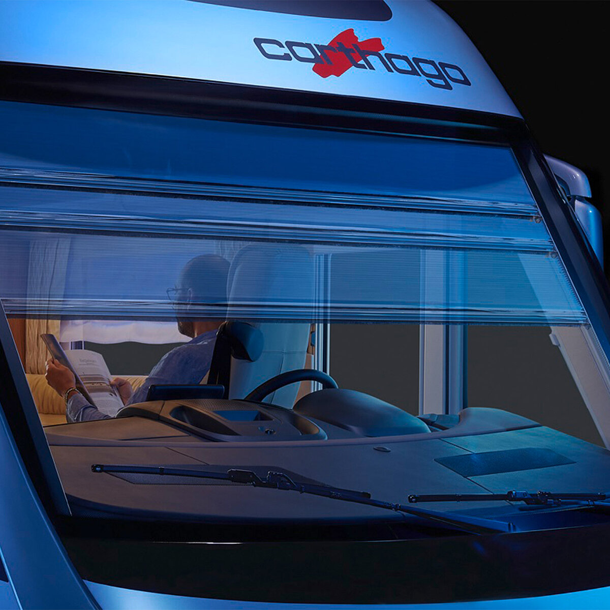 Halb geöffnetes Frontscheibenplissee an der Frontscheibe des Reisemobils