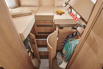 Blick in den Kleiderschrank unter den Längseinzelbetten im Reisemobil