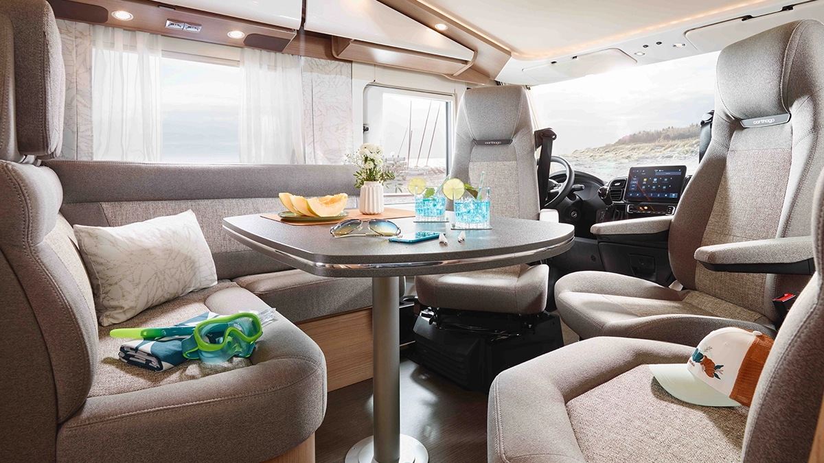 Sitzgruppe mit gedecktem Tisch, Dachstaukästen und Blick auf das Hubbett