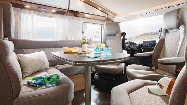 Sitzgruppe mit gedecktem Tisch, Dachstaukästen und Blick auf das Hubbett