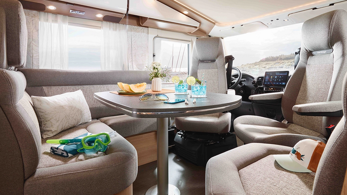 Sitzgruppe mit gedecktem Tisch, Dachstaukästen und Blick auf das Hubbett